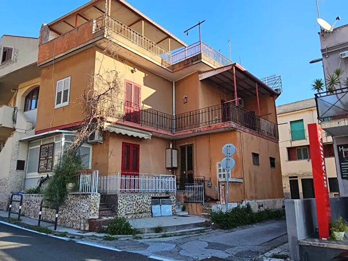 Casa con 5 locali in vendita in Messina