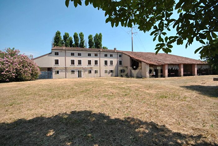 Casa con 15 locali in vendita in Via Padovana, Arcole