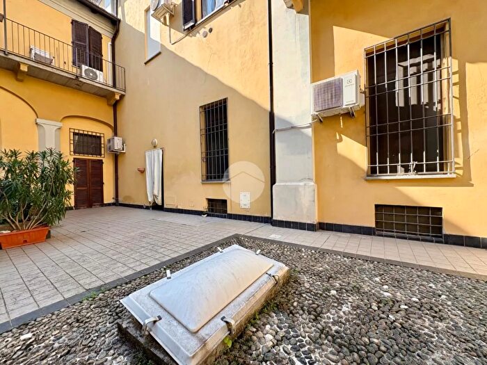 Appartamento trilocale in vendita in Via Alfeno Varo, Cremona