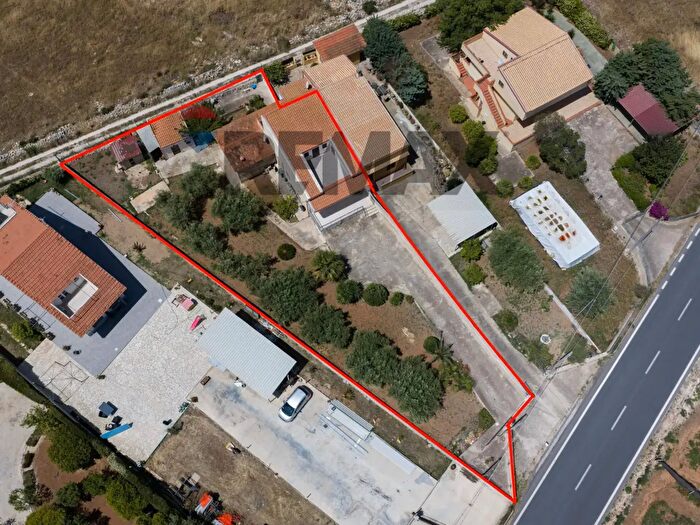 Casa con 8 locali in vendita in Cda Biddiemi, Santa Croce Camerina