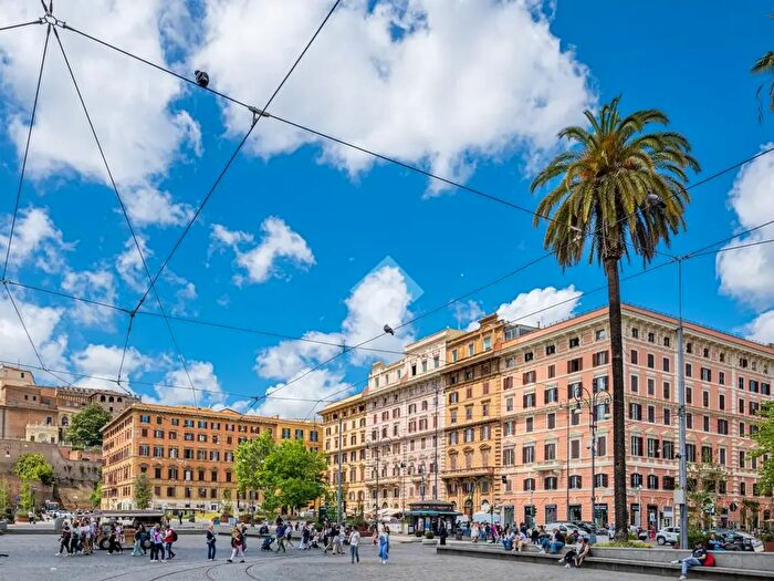 Appartamento con 5 locali in vendita in Piazza del Risorgimento, Roma
