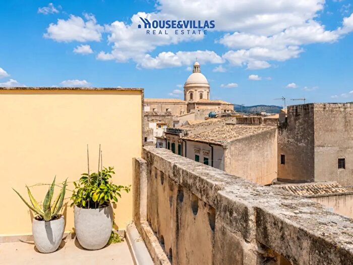 Casa quadrilocale in vendita in Via Giuseppe Garibaldi, Noto