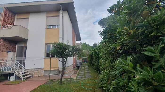 Casa quadrilocale in vendita in Pietrasanta