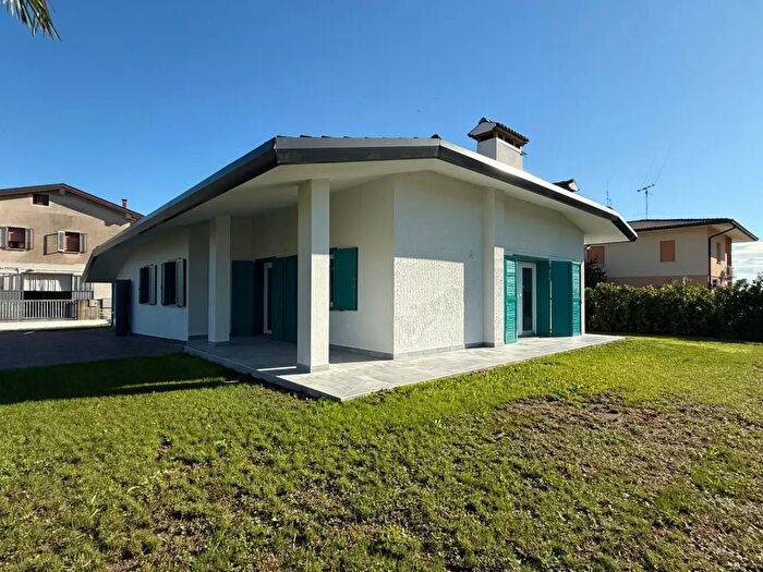 Casa trilocale in vendita in Via Primavera, Palazzolo Dello Stella