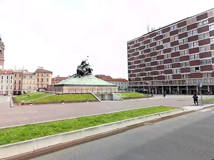 Appartamento trilocale in affitto in Via Zavattari, Monza