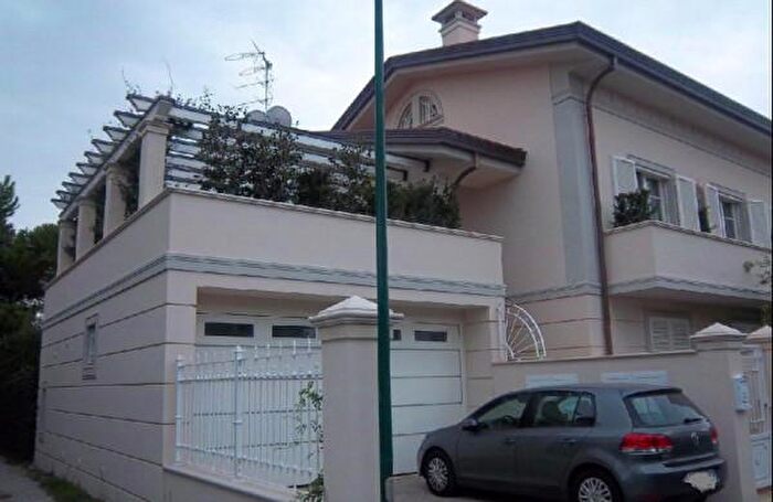 Appartamento con 6 locali in affitto in Via Duca degli Abruzzi, Forte Dei Marmi