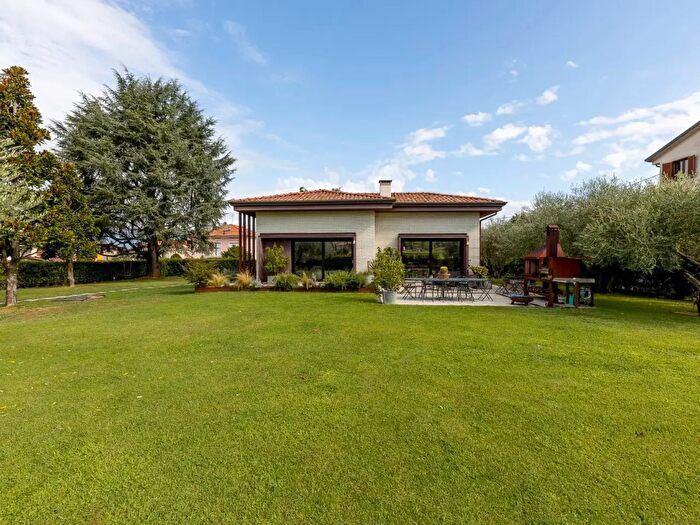 Casa con 8 locali in vendita in Via di Vicopelago, Lucca
