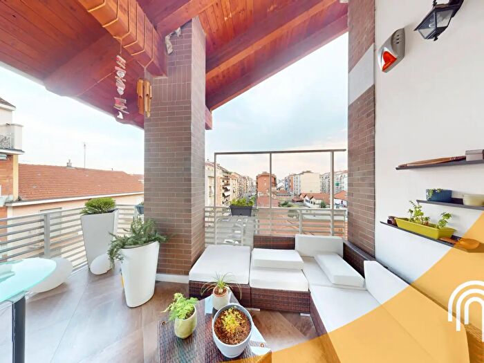 Appartamento con 5 locali in vendita in Via La Thuile, Torino