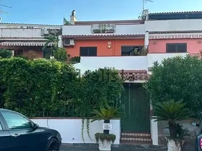 Appartamento con 9 locali in vendita in Vicolo Secondo di Via Giampaolo, Rometta