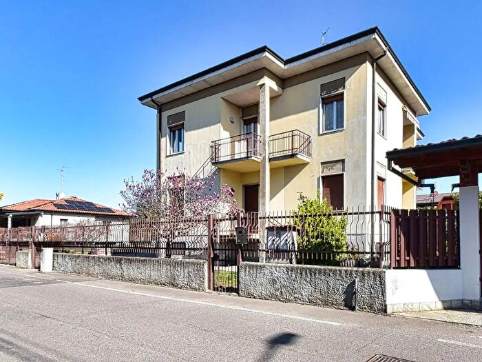 Appartamento trilocale in vendita in Via Luini, Cislago