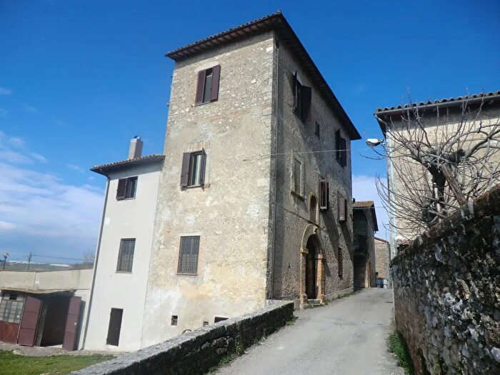 Casa con 12 locali in vendita in Massa Martana