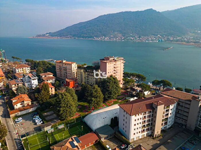 Appartamento trilocale in vendita in Lungolago Garibaldi, Sarnico