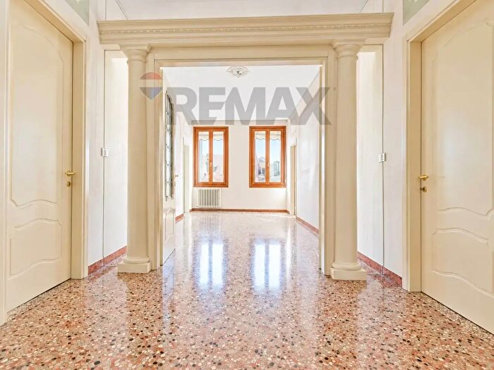 Appartamento con 8 locali in vendita in Venezia