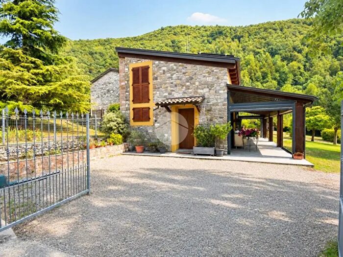 Casa trilocale in vendita in Via Ramiano, Calestano
