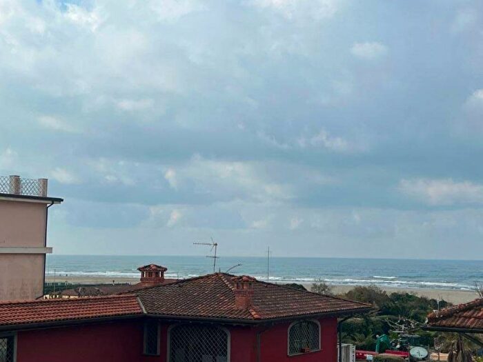 Casa quadrilocale in affitto in Via Nino Bixio, Pietrasanta