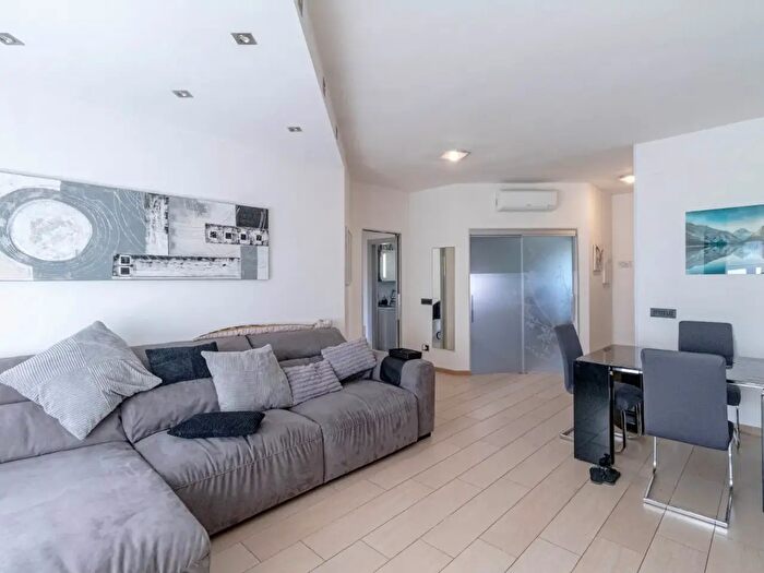 Appartamento con 5 locali in vendita in Via Milano, Bologna