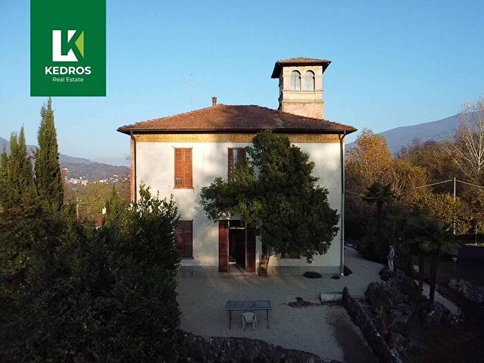 Casa con 8 locali in vendita in Via per Bedero, Cunardo