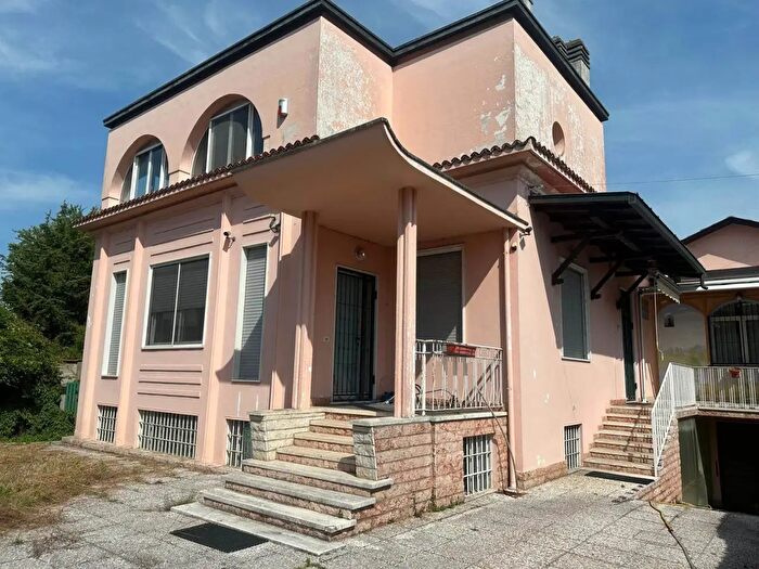 Casa con 5 locali in vendita in Vigevano