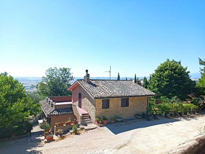 Casa con 6 locali in vendita in San Severino Marche