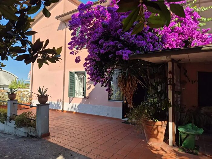 Casa quadrilocale in vendita in Iovanni Amendola, Carrara