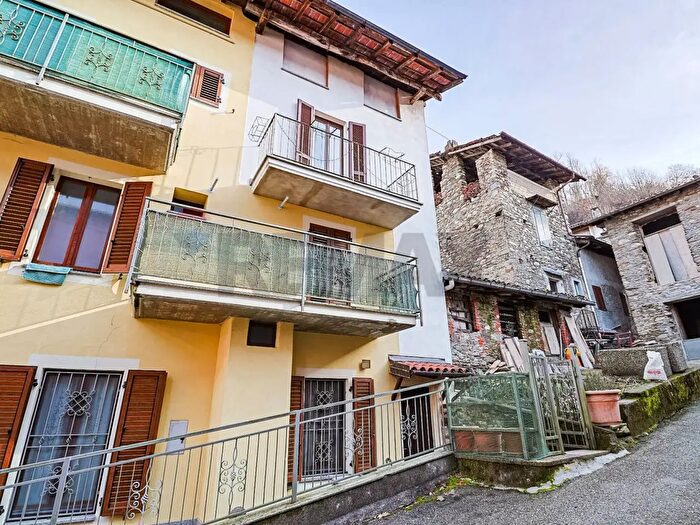 Casa quadrilocale in vendita in Via Vanante, Cremenaga