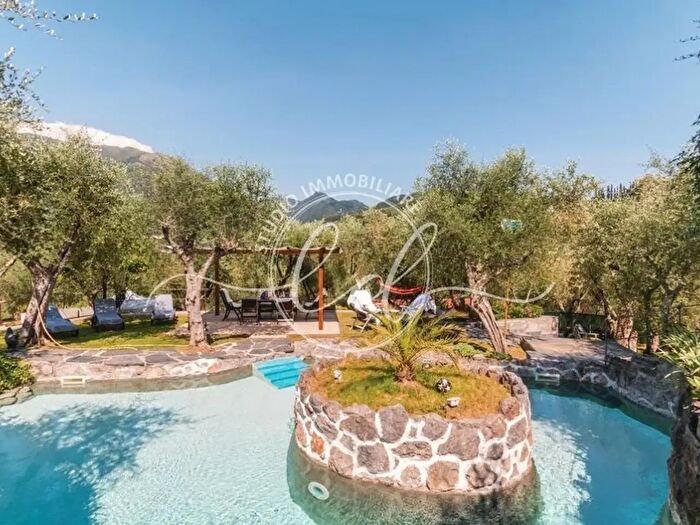 Casa con 6 locali in vendita in Camaiore