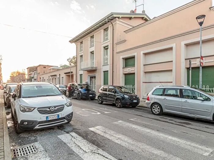 Casa con 7 locali in vendita in Giuseppe Zanardelli, Viareggio