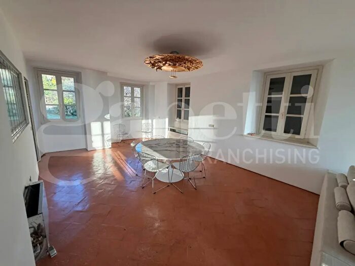 Appartamento con 5 locali in vendita in Via Tassera Snc, Erba