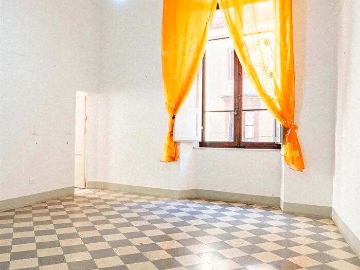Appartamento quadrilocale in vendita in Via San Pietro, Siena