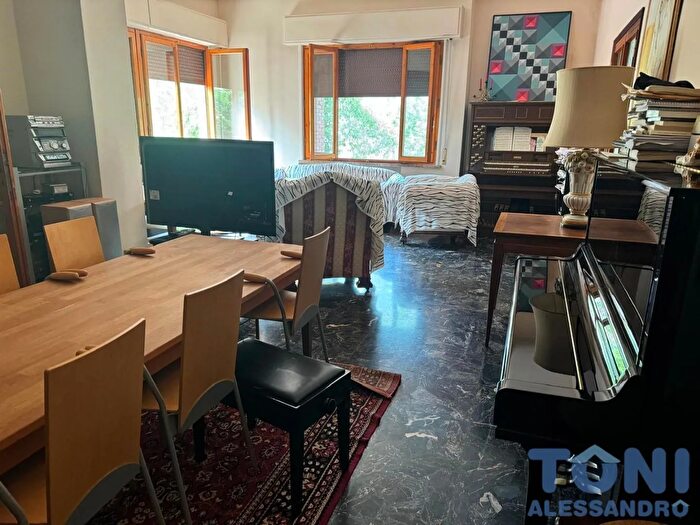 Casa con 10 locali in affitto in Capraia E Limite