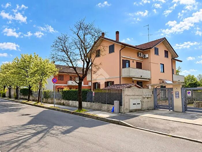 Appartamento quadrilocale in vendita in Via Piave, Caronno Pertusella