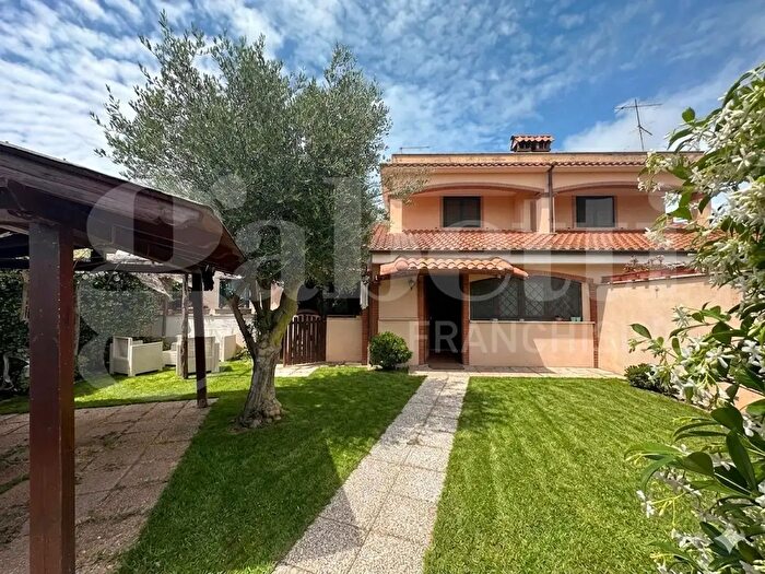 Casa quadrilocale in vendita in Via Campo di Carne, Ardea