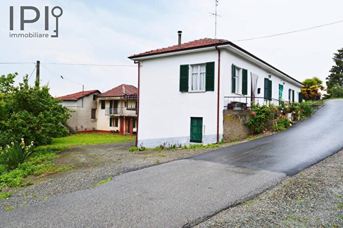 Casa con 9 locali in vendita in Santa Libera, Monastero Bormida