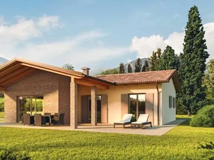 Casa con 6 locali in vendita in Tortona