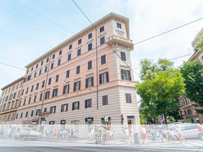 Appartamento trilocale in affitto in Via Ottaviano, Prati, Roma