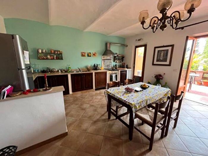 Casa con 6 locali in vendita in Via Nazionale, Castiglione Del Lago