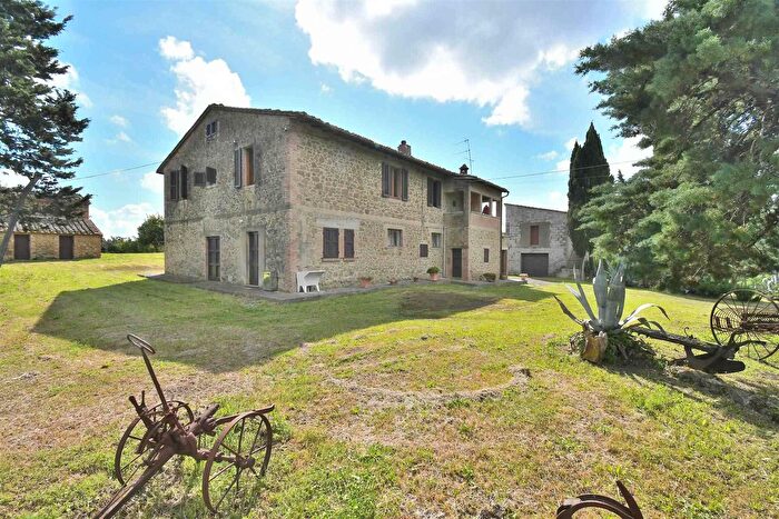 Casa con 18 locali in vendita in Volterra