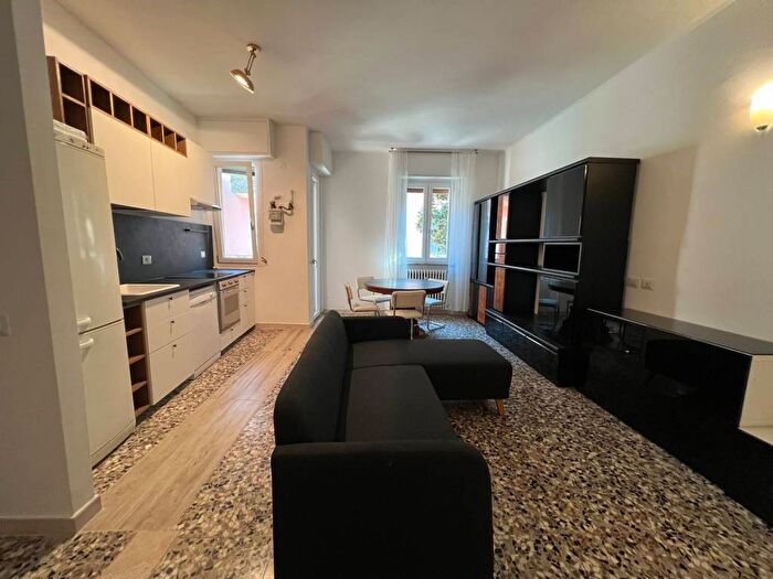 Appartamento trilocale in affitto in Via Palanzone, Niguarda, Milano