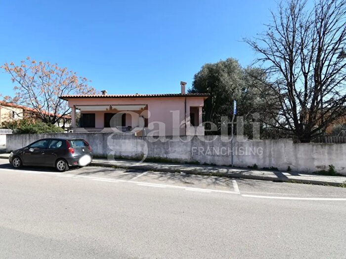 Casa con 5 locali in vendita in Via Parigi, Olbia