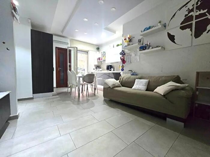 Appartamento trilocale in vendita in Via San Domenico, Napoli