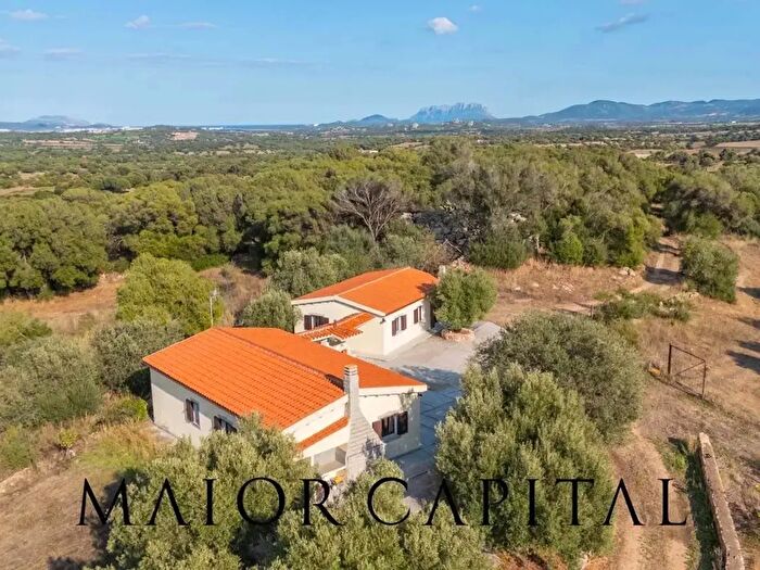 Casa con 6 locali in vendita in Olbia