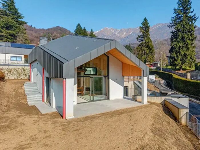 Casa quadrilocale in vendita in Lecco