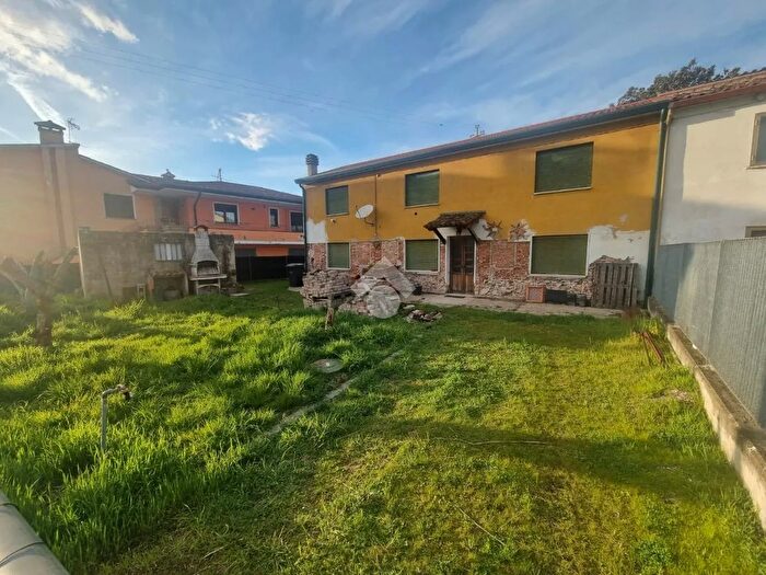 Casa quadrilocale in vendita in Via Roma, Stanghella