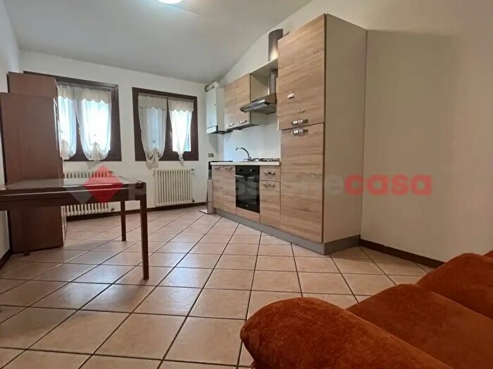 Appartamento bilocale in vendita in Via PPerolari, Lendinara