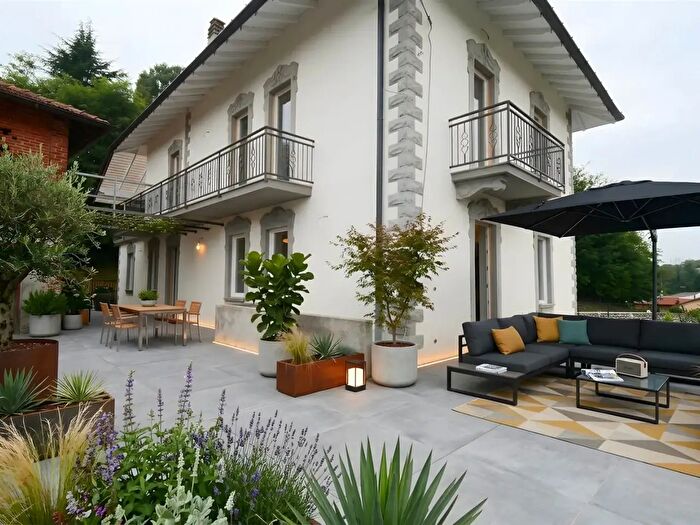 Casa con 9 locali in vendita in Via Monte Nero, Brebbia