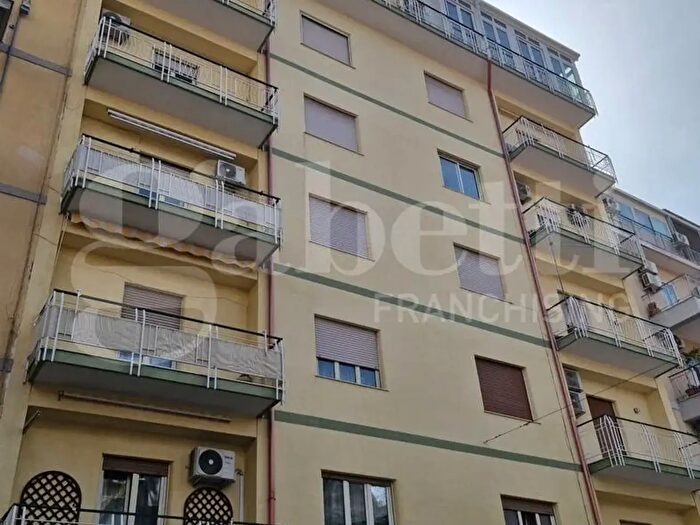 Appartamento con 6 locali in vendita in Via Monfenera, Palermo