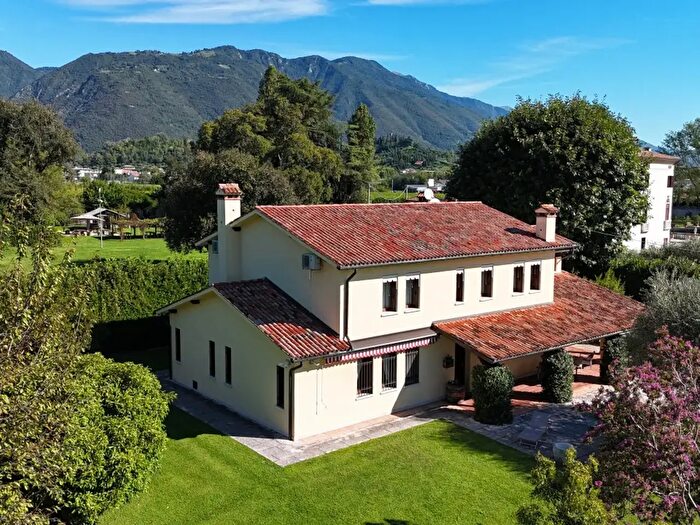 Casa con 12 locali in vendita in Via Molinetto, Romano D'Ezzelino