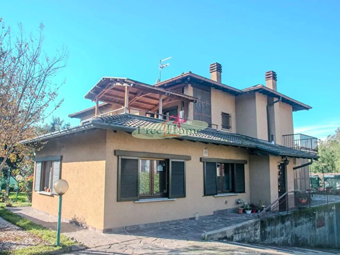 Casa con 6 locali in vendita in Via Giacomo Leopardi, Gavirate
