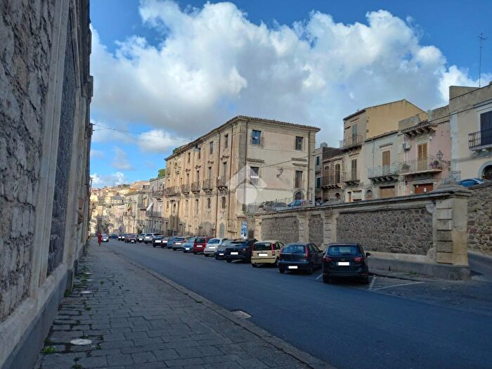 Casa con 6 locali in vendita in Via Roma, Vizzini