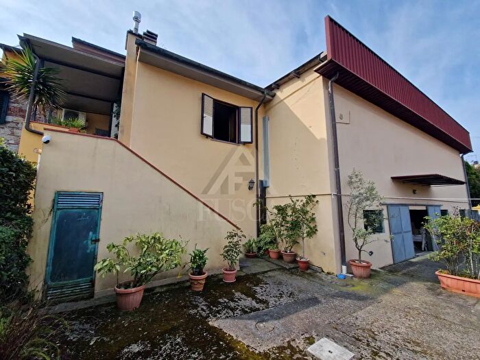 Appartamento quadrilocale in vendita in Via delle Gavine, Lucca